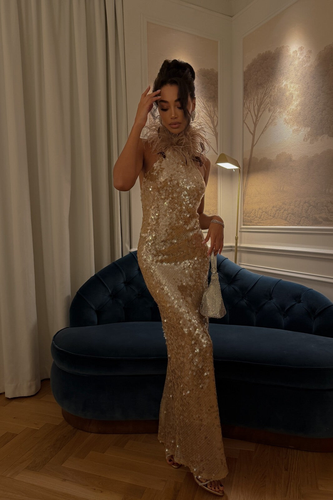 VESTIDO LONGO DOURADO COM LANTEJOULAS E GOLA PLUMAS