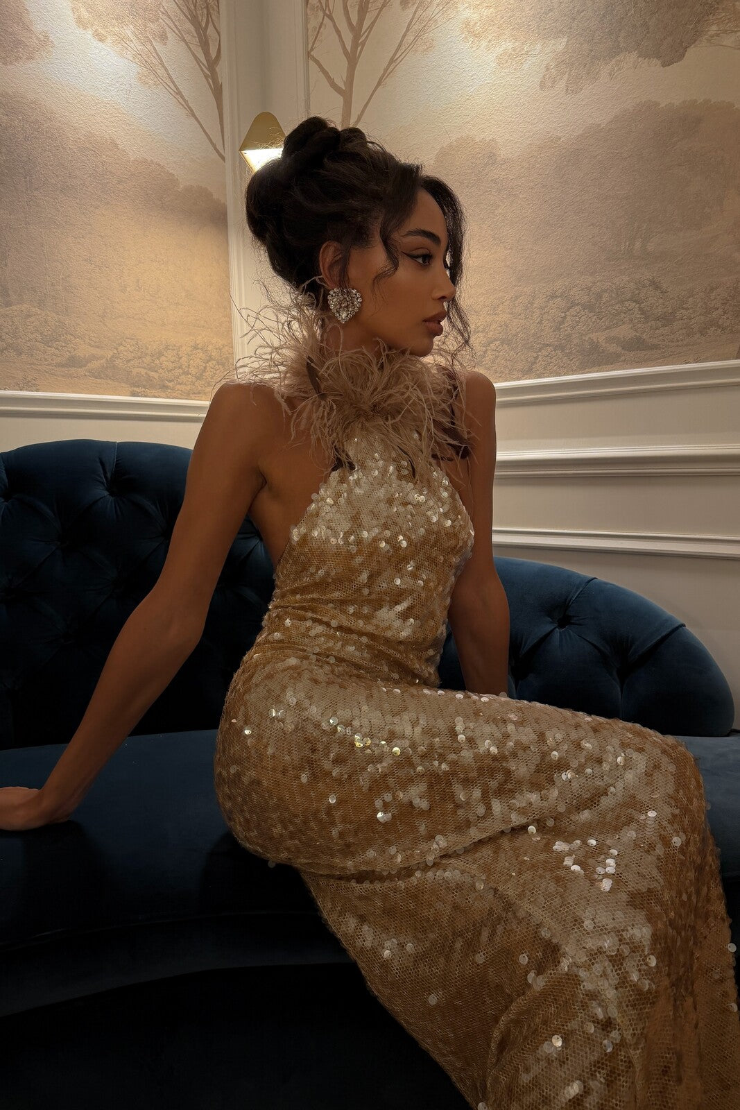 VESTIDO LONGO DOURADO COM LANTEJOULAS E GOLA PLUMAS