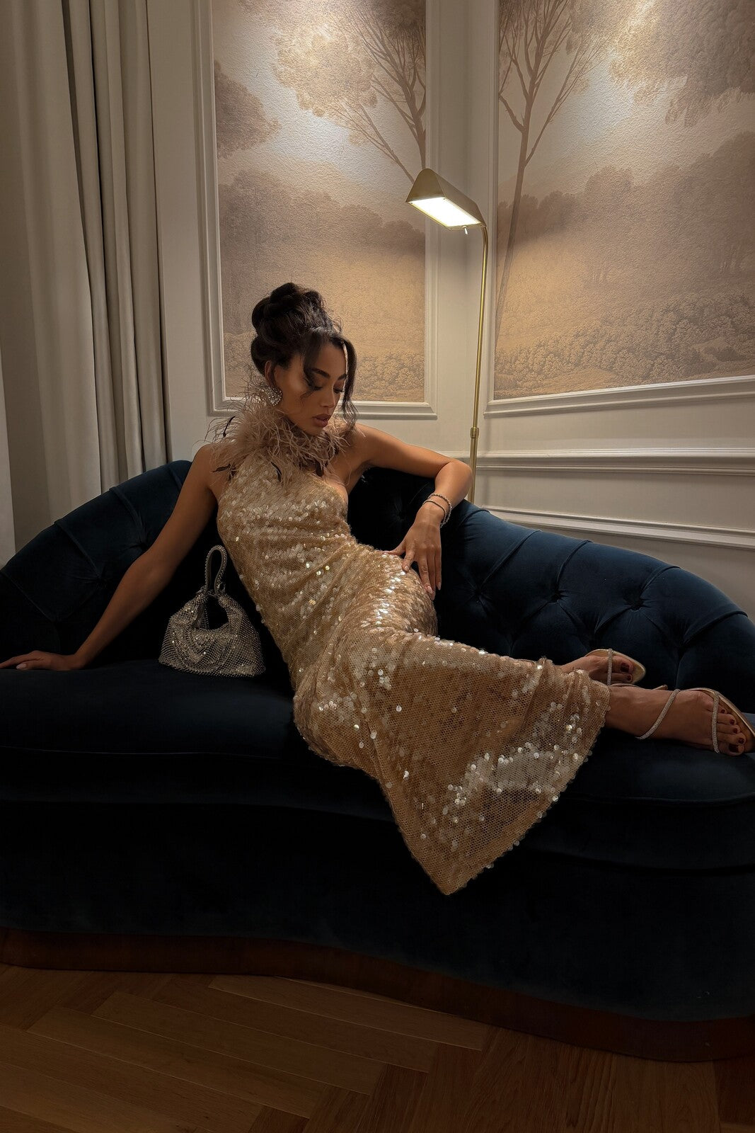 VESTIDO LONGO DOURADO COM LANTEJOULAS E GOLA PLUMAS