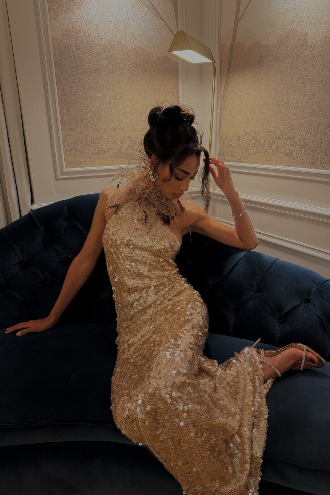 VESTIDO LONGO DOURADO COM LANTEJOULAS E GOLA PLUMAS