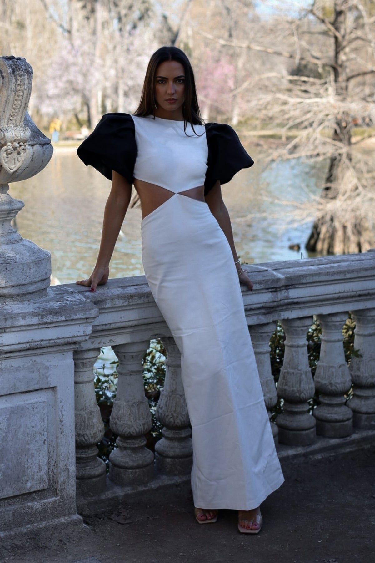 VESTITO BIANCO CON MANICHE SVASATE NERE