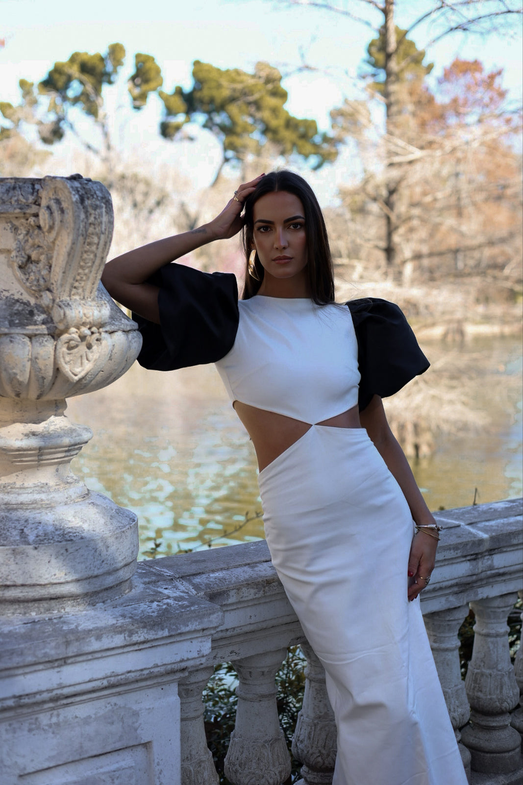 VESTITO BIANCO CON MANICHE SVASATE NERE