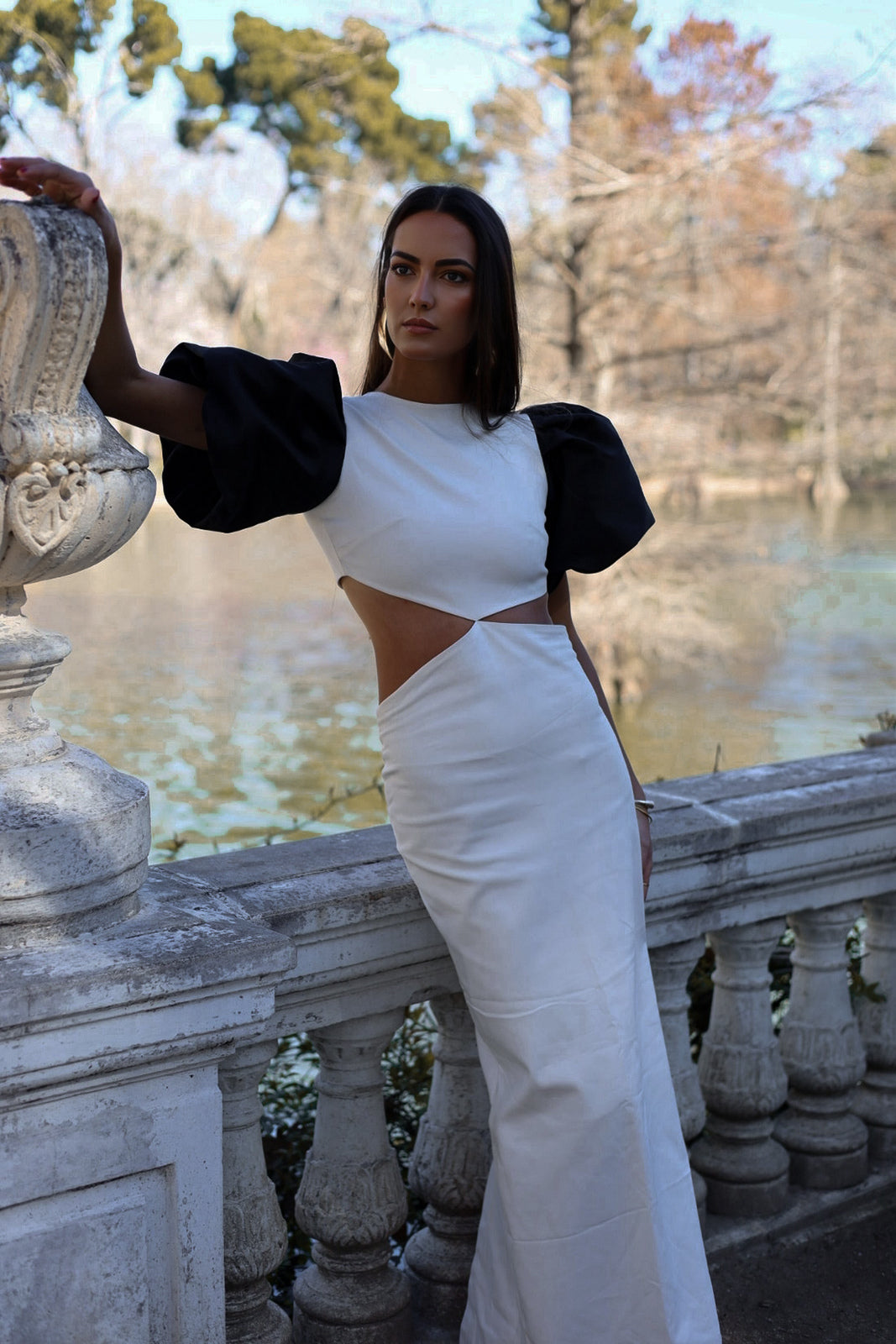 VESTITO BIANCO CON MANICHE SVASATE NERE