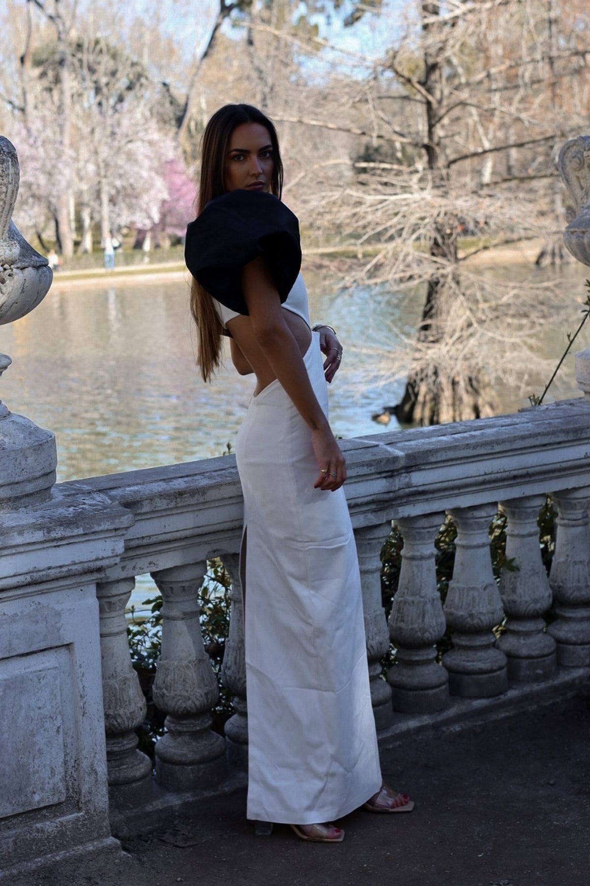 VESTITO BIANCO CON MANICHE SVASATE NERE