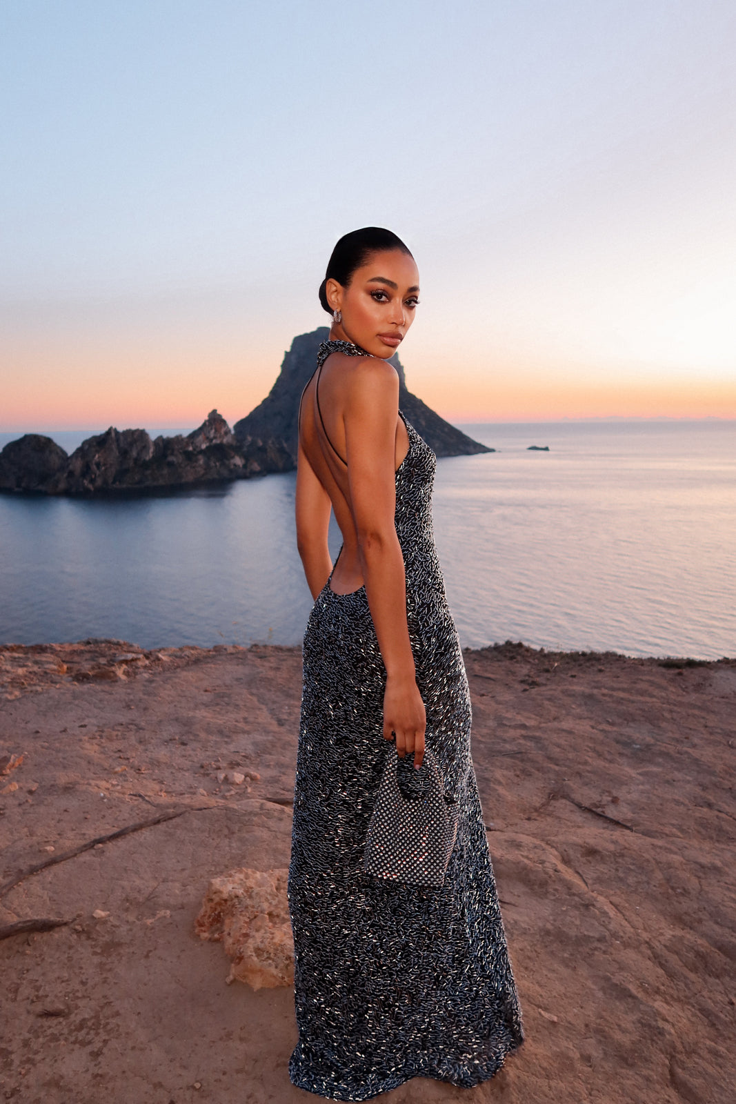 VESTIDO COMPRIDO PRETO E PRATA COM LANTEJOULAS