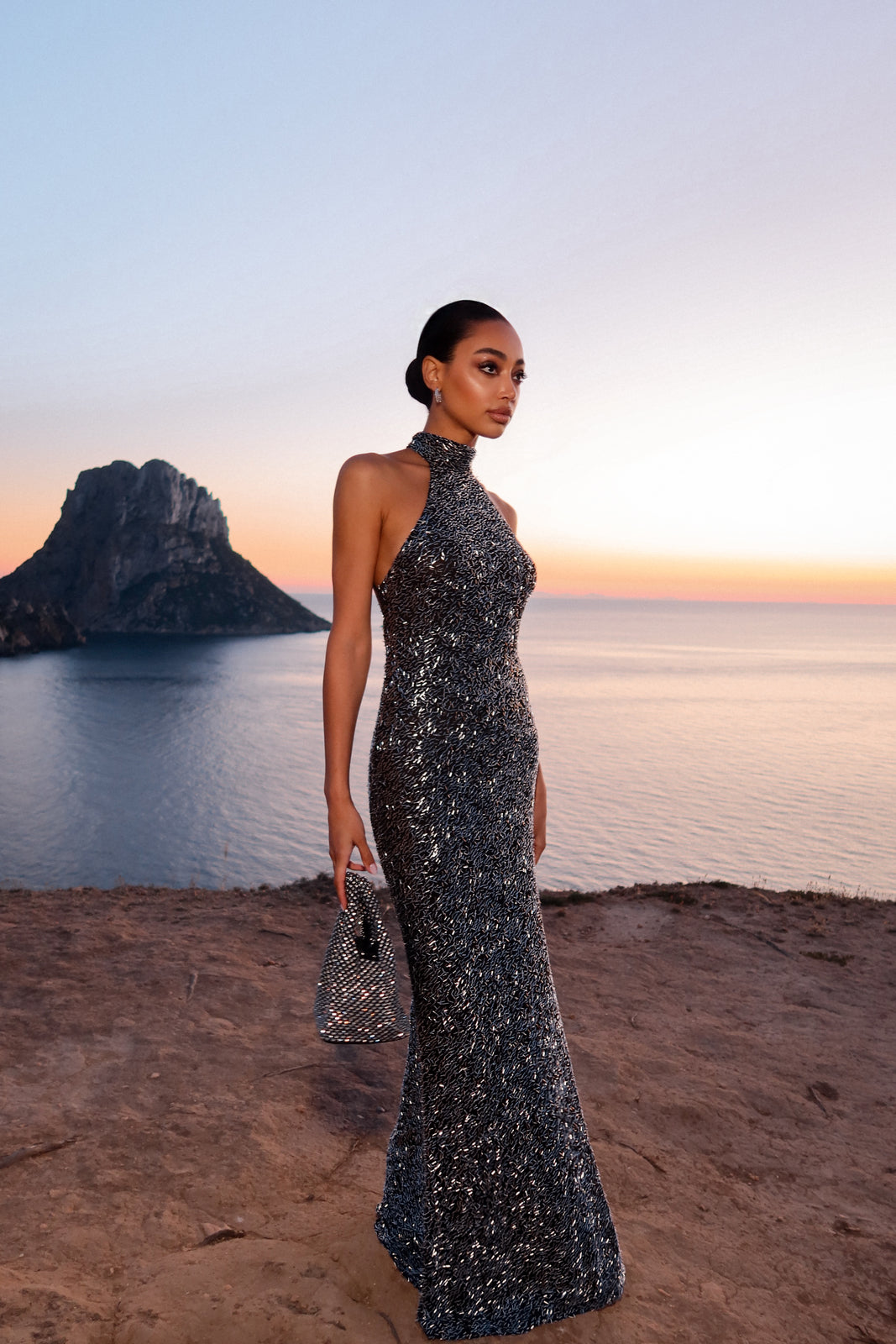 VESTIDO COMPRIDO PRETO E PRATA COM LANTEJOULAS