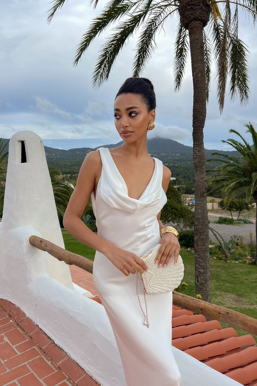 VESTIDO BLANCO CON PLIEGUES Y ESCOTE