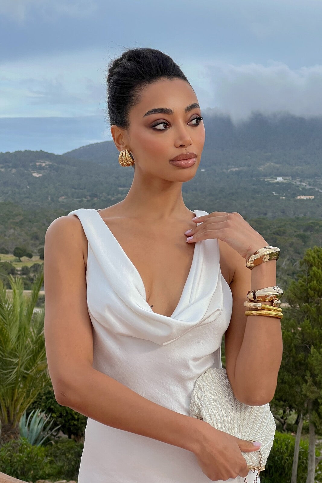 VESTIDO BLANCO CON PLIEGUES Y ESCOTE
