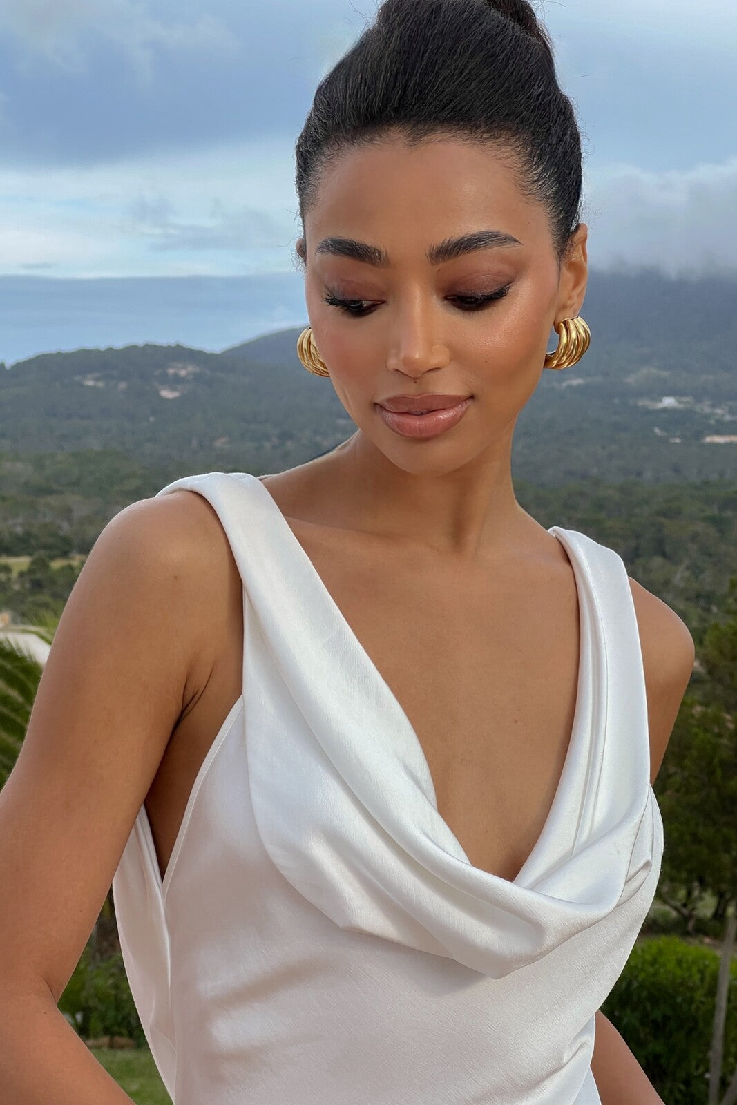 VESTIDO BLANCO CON PLIEGUES Y ESCOTE