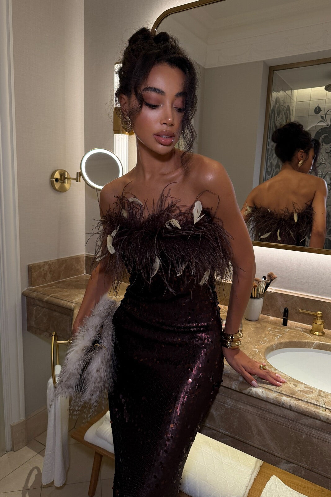 SEQUINED LONG BROWN VESTIDO WITH FEATHERS