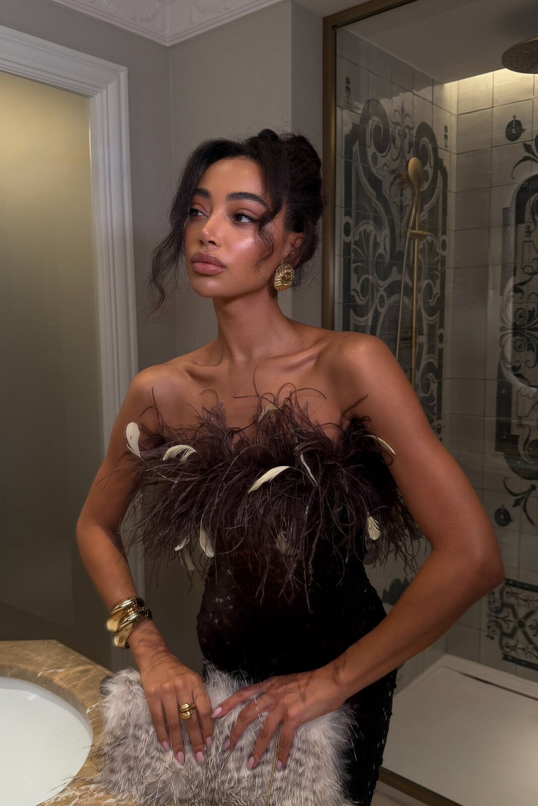 SEQUINED LONG BROWN VESTIDO WITH FEATHERS