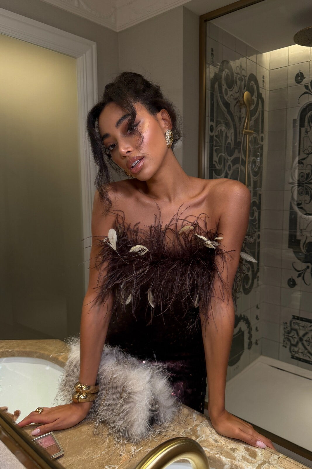 SEQUINED LONG BROWN VESTIDO WITH FEATHERS