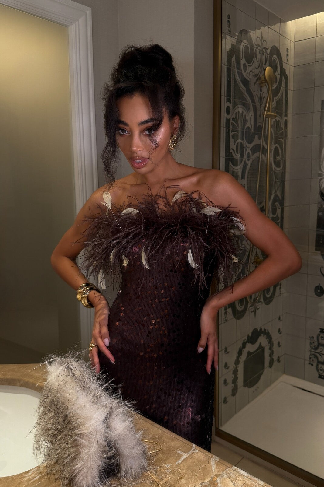 SEQUINED LONG BROWN VESTIDO WITH FEATHERS