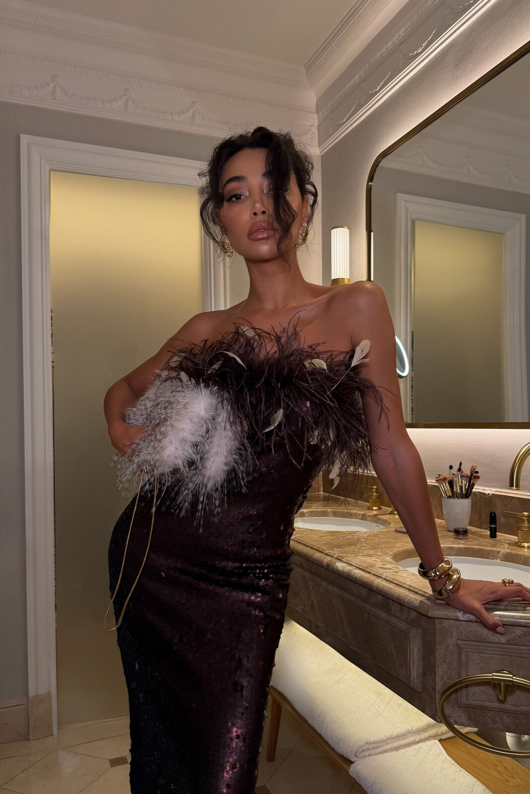 SEQUINED LONG BROWN VESTIDO WITH FEATHERS