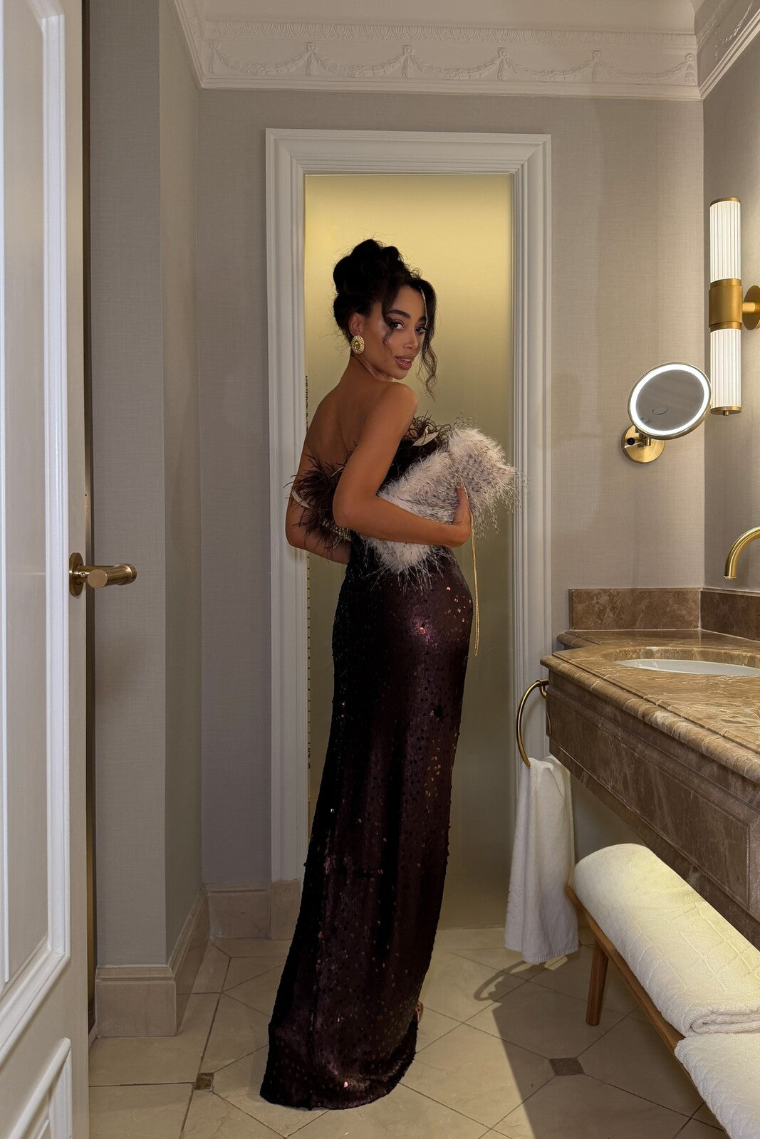 SEQUINED LONG BROWN VESTIDO WITH FEATHERS