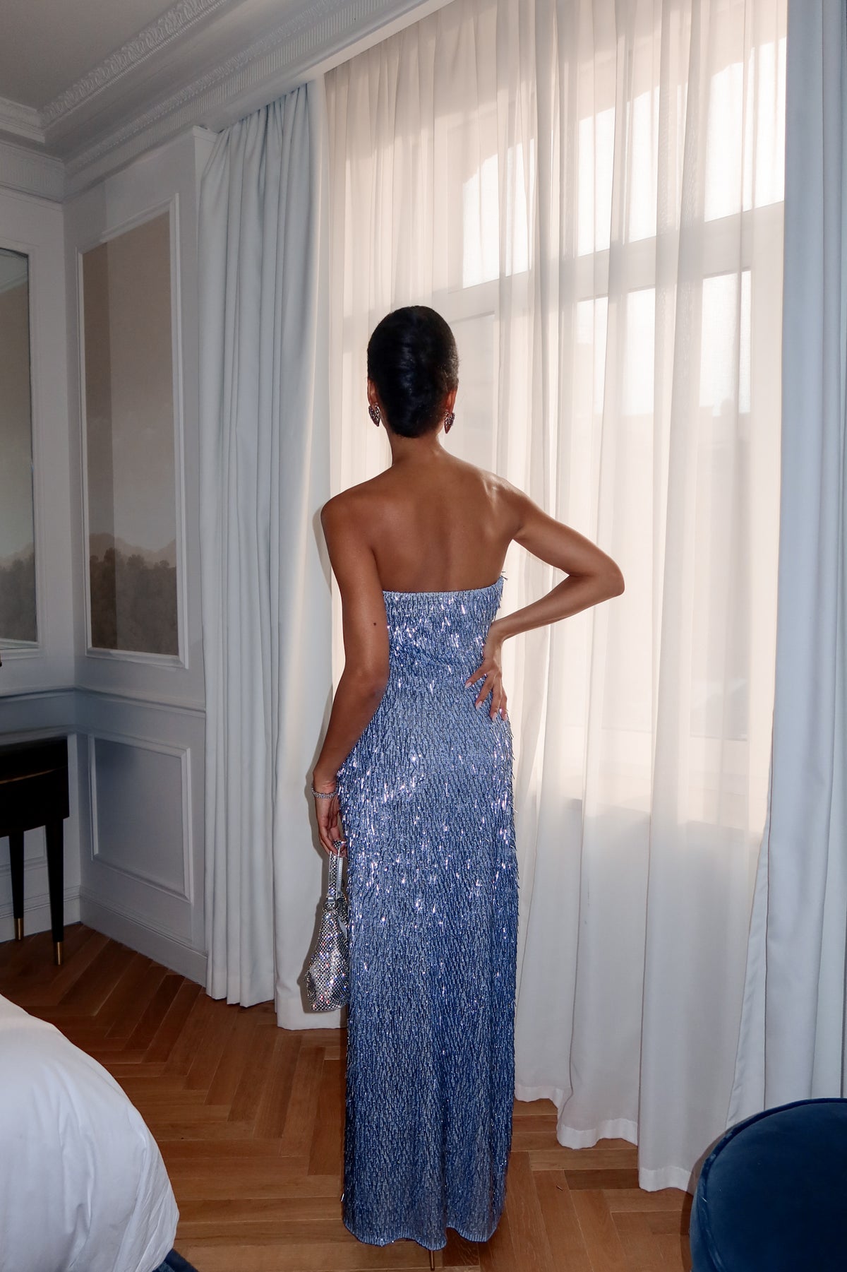 VESTITO BLU SENZA SPALLINE CON SCOLLO RETTO E PAILLETTES