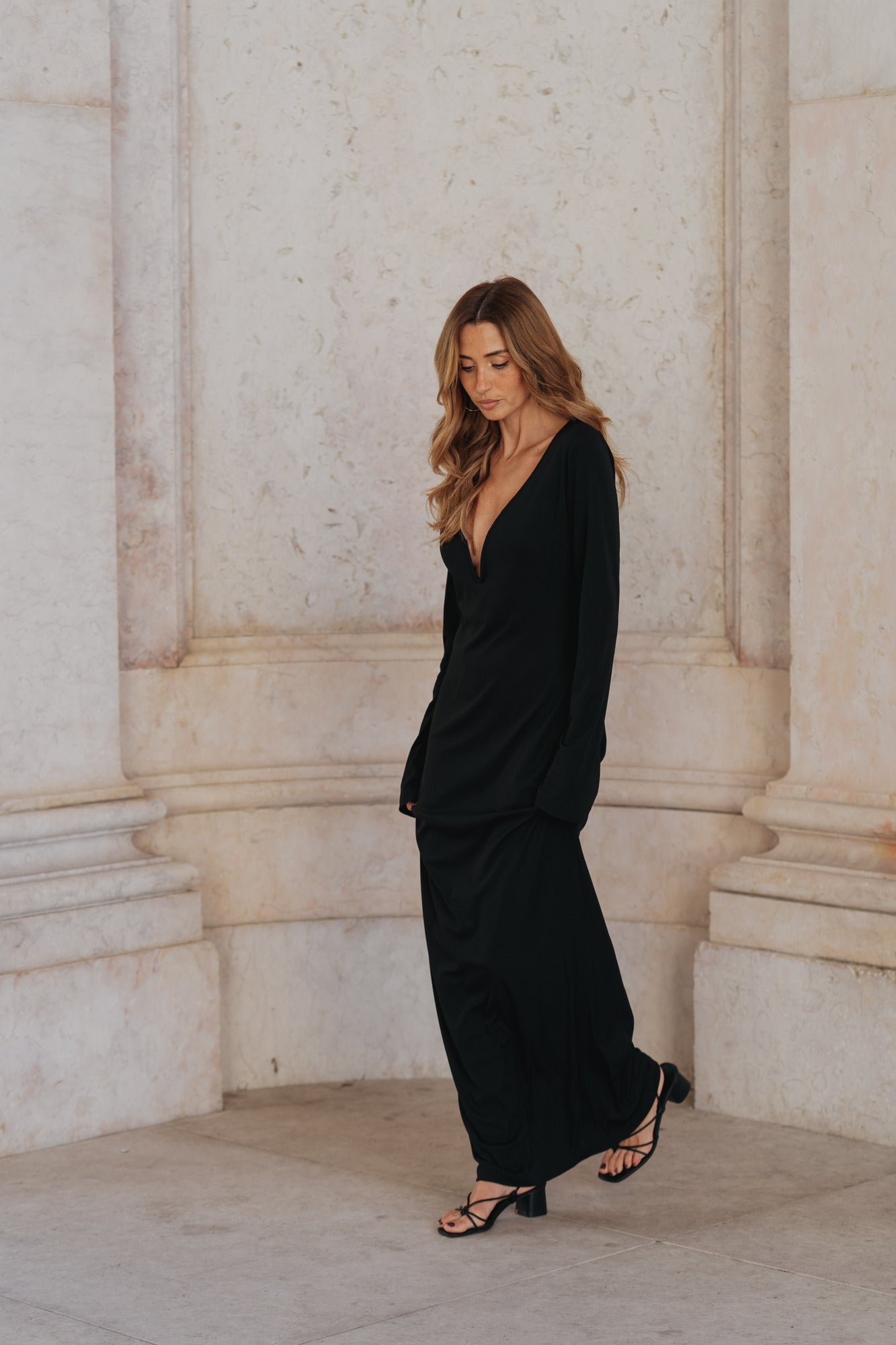 Robe Longue Noire Rinascimento - Elégance Intemporelle Robe Longue Noire Rinascimento - Elégance Intemporelle
