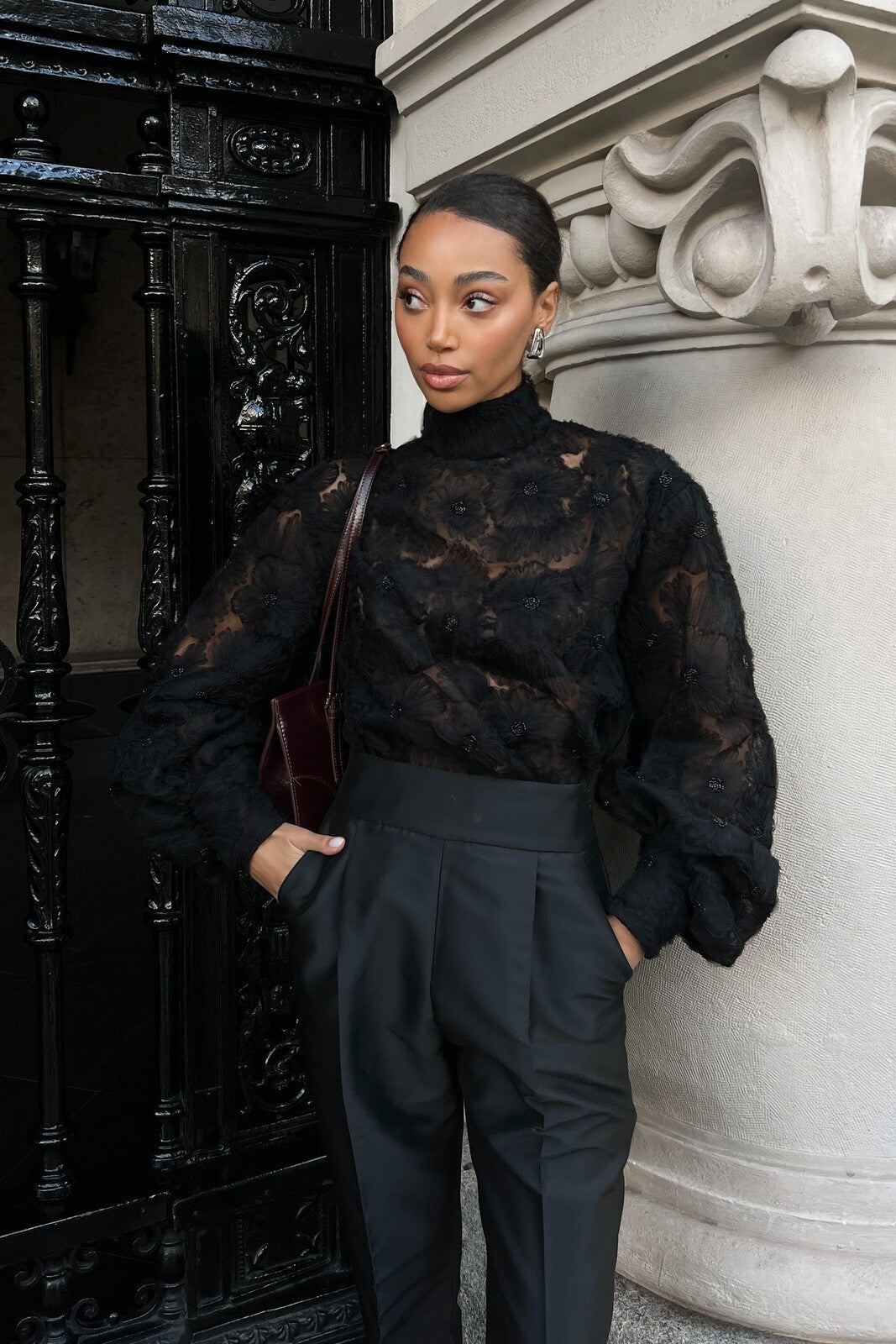 ROBE LONGUE EN TULLE NOIRE AVEC FLEURS