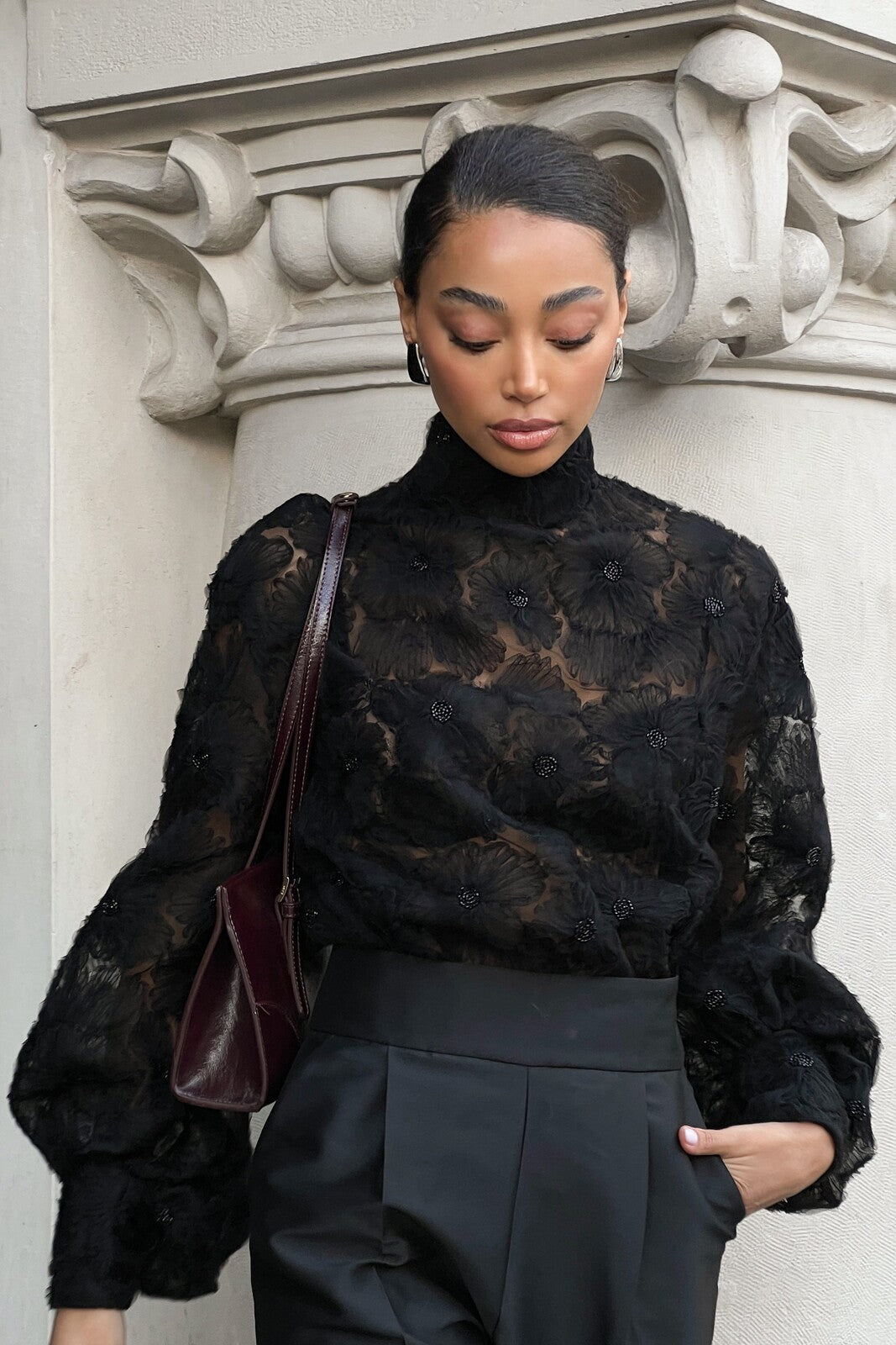 ROBE LONGUE EN TULLE NOIRE AVEC FLEURS
