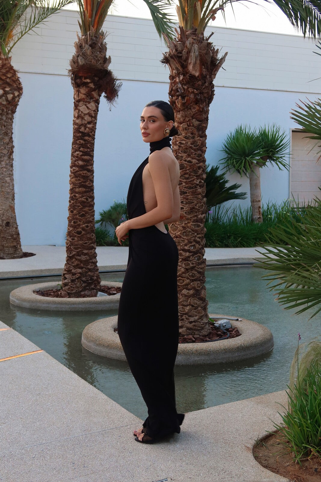 VESTIDO LARGO NEGRO CON APLICACIÓN