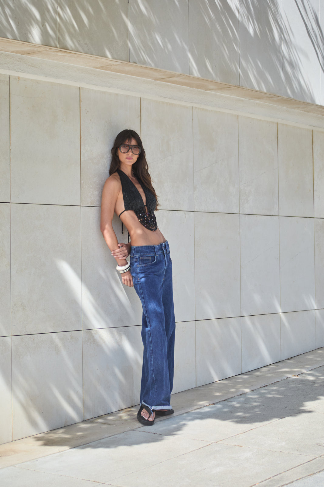 TOP NOIR HALTER BRODÉ À LA MAIN