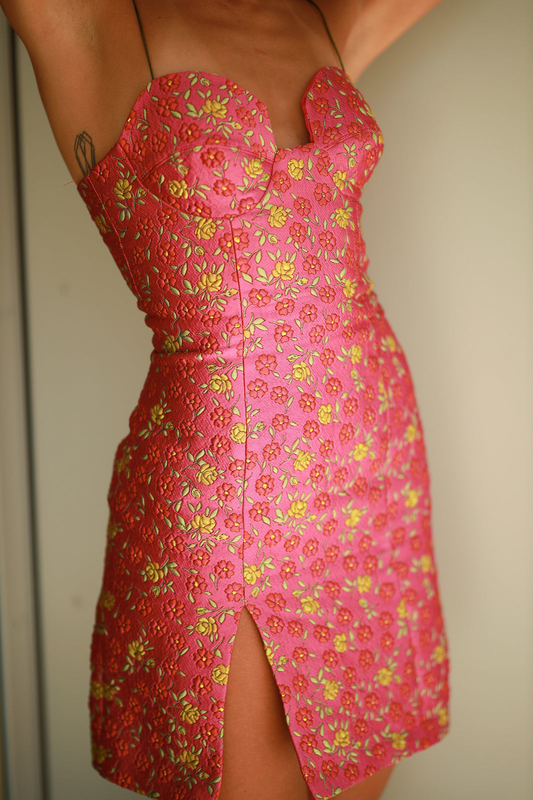 VESTIDO ROSA CURTO COM FLORES