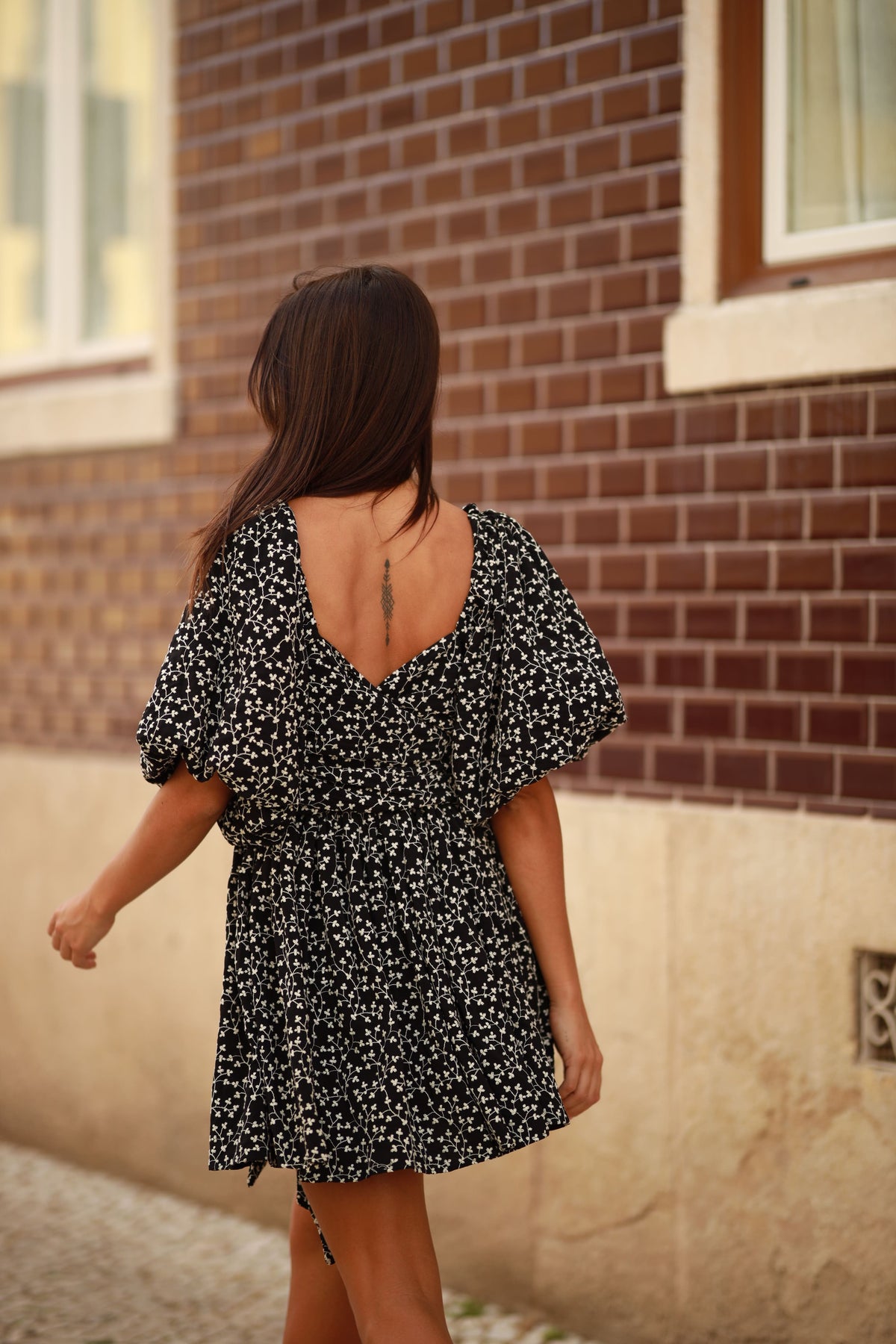 VESTIDO CORTO NEGRO CON ESTAMPADO DE FLORES