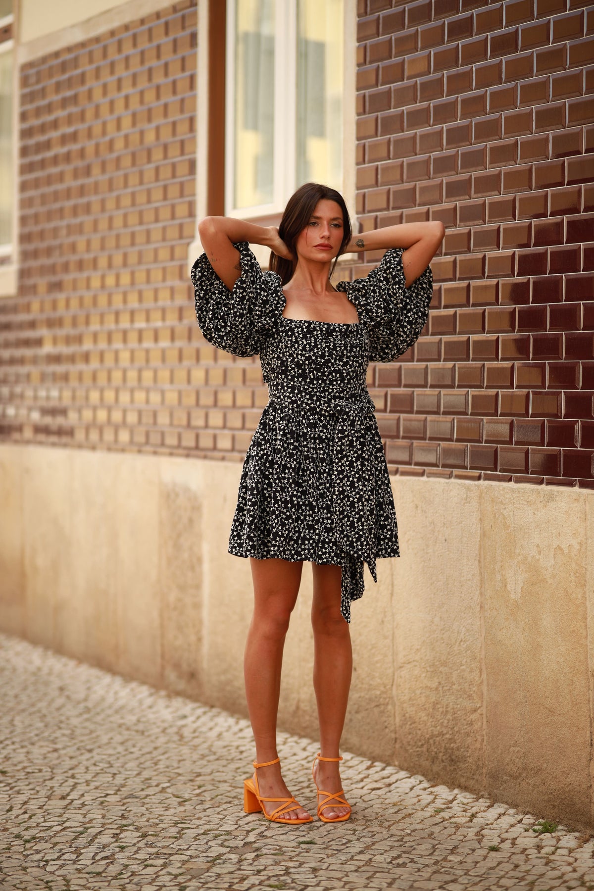 VESTIDO CURTO PRETO COM ESTAMPADO FLORES