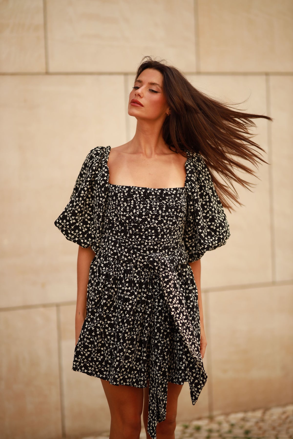 ROBE COURTE NOIRE À IMPRIMÉ FLORAL