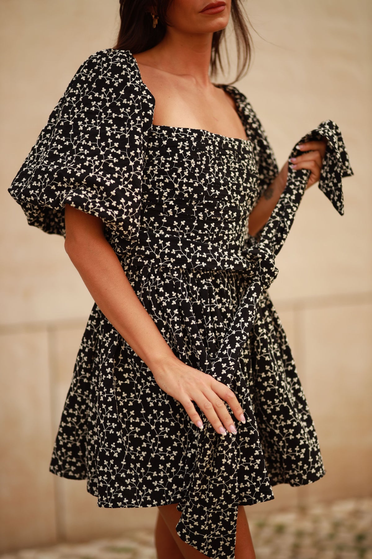 VESTIDO CURTO PRETO COM ESTAMPADO FLORES