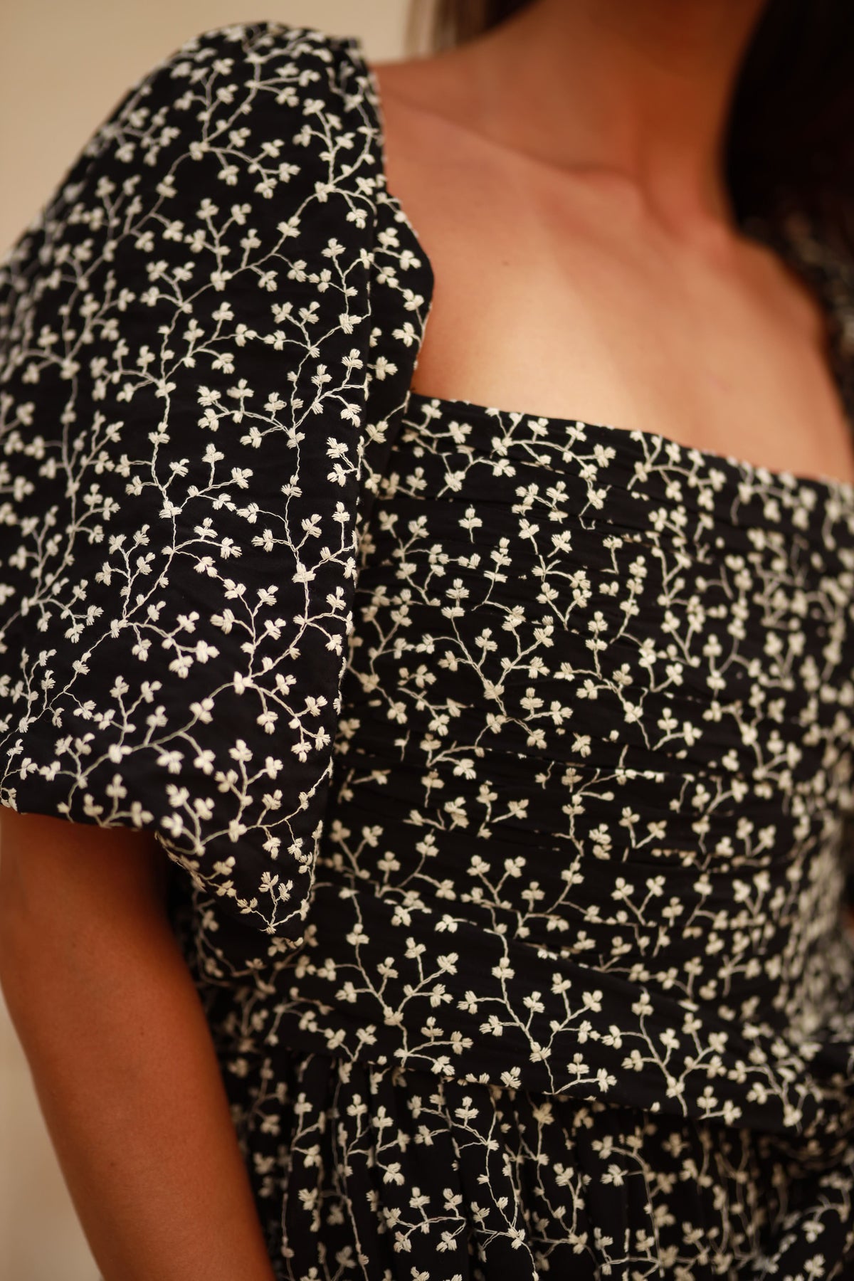 SHORT BLACK DRESS WITH FLOWER PRINT