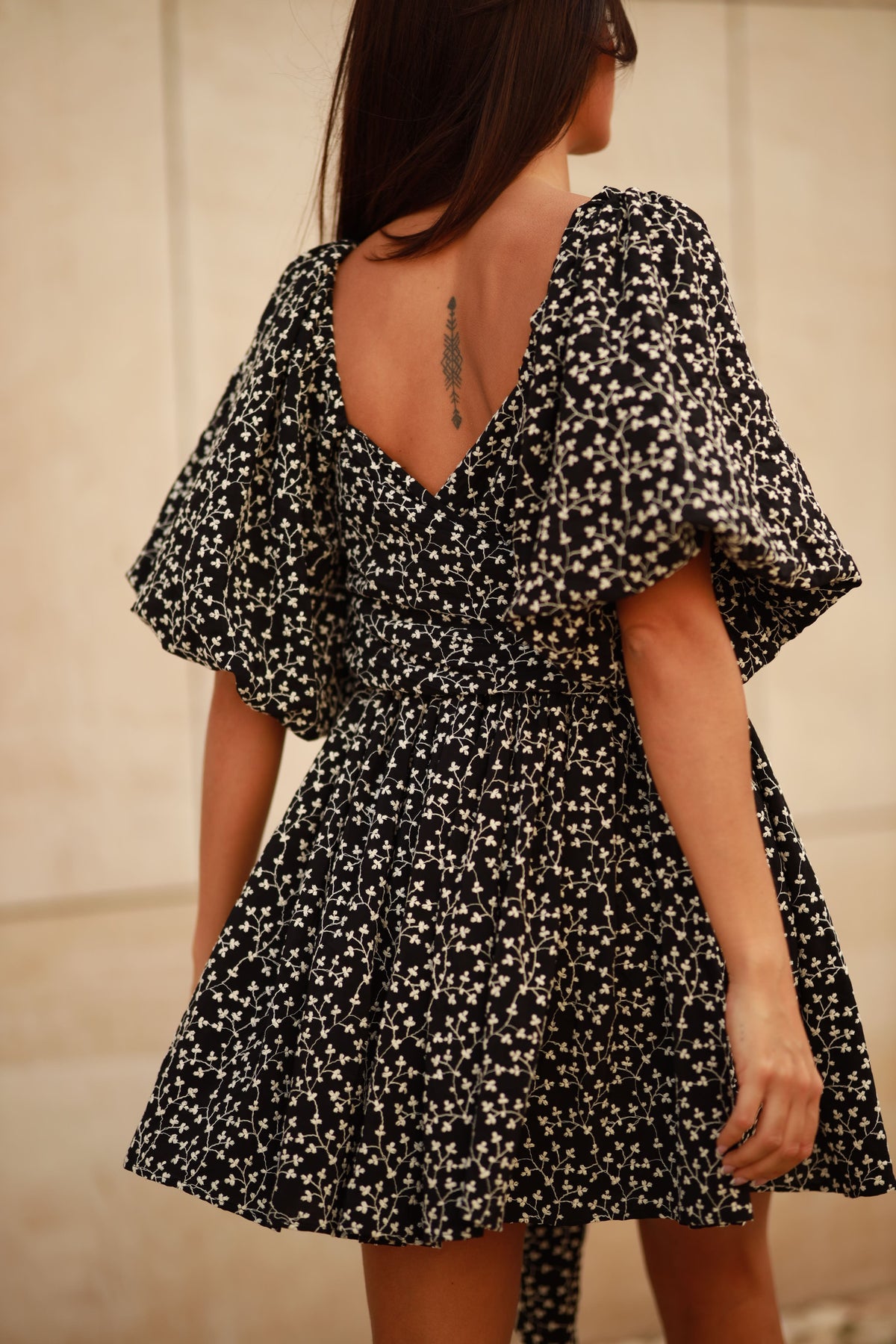 ROBE COURTE NOIRE À IMPRIMÉ FLORAL