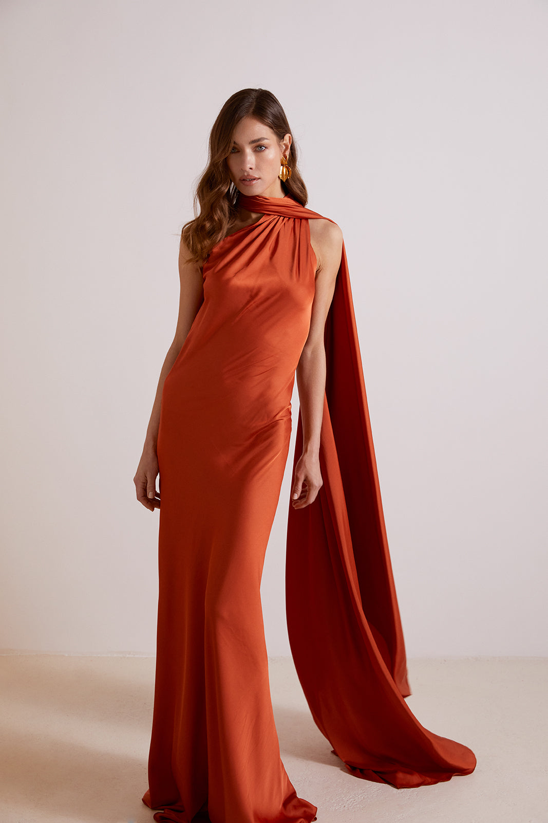 ROBE LONGUE À CARREAUX AVEC CAPE