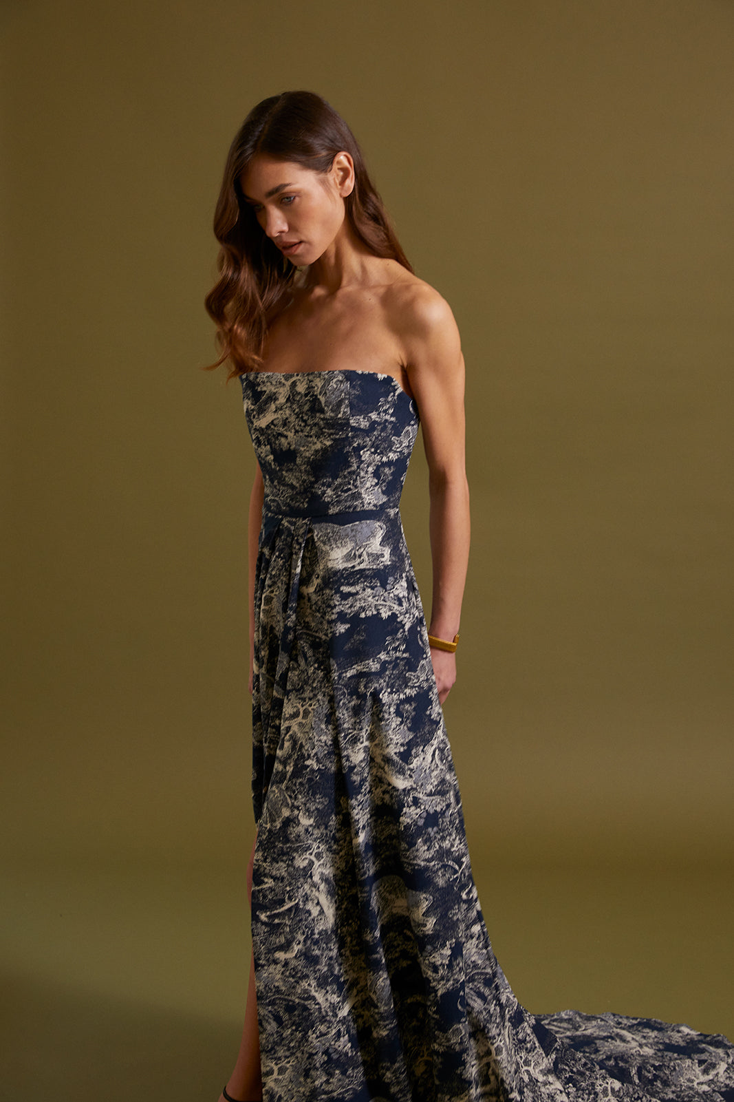 ROBE LONGUE BLEUE AVEC MOTIF PERLÉ