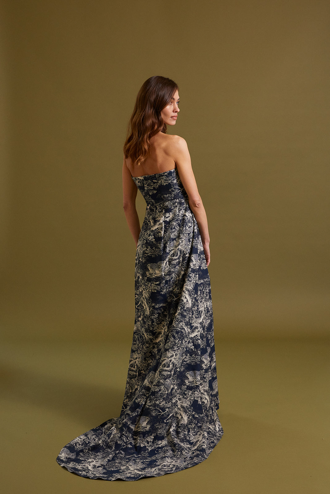 ROBE LONGUE BLEUE AVEC MOTIF PERLÉ