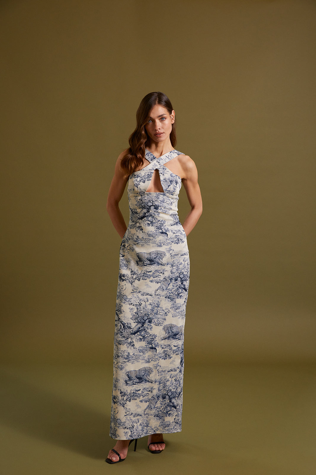 VESTIDO LARGO DE PERLAS CON ESTAMPADO AZUL