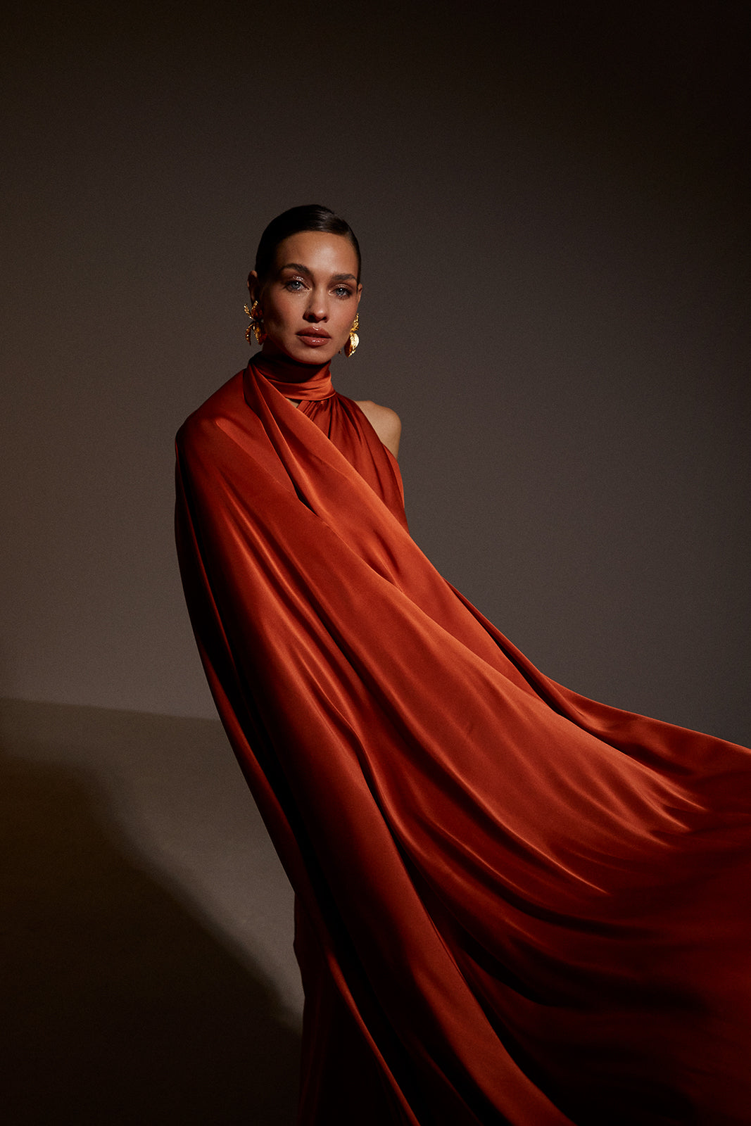 ROBE LONGUE À CARREAUX AVEC CAPE