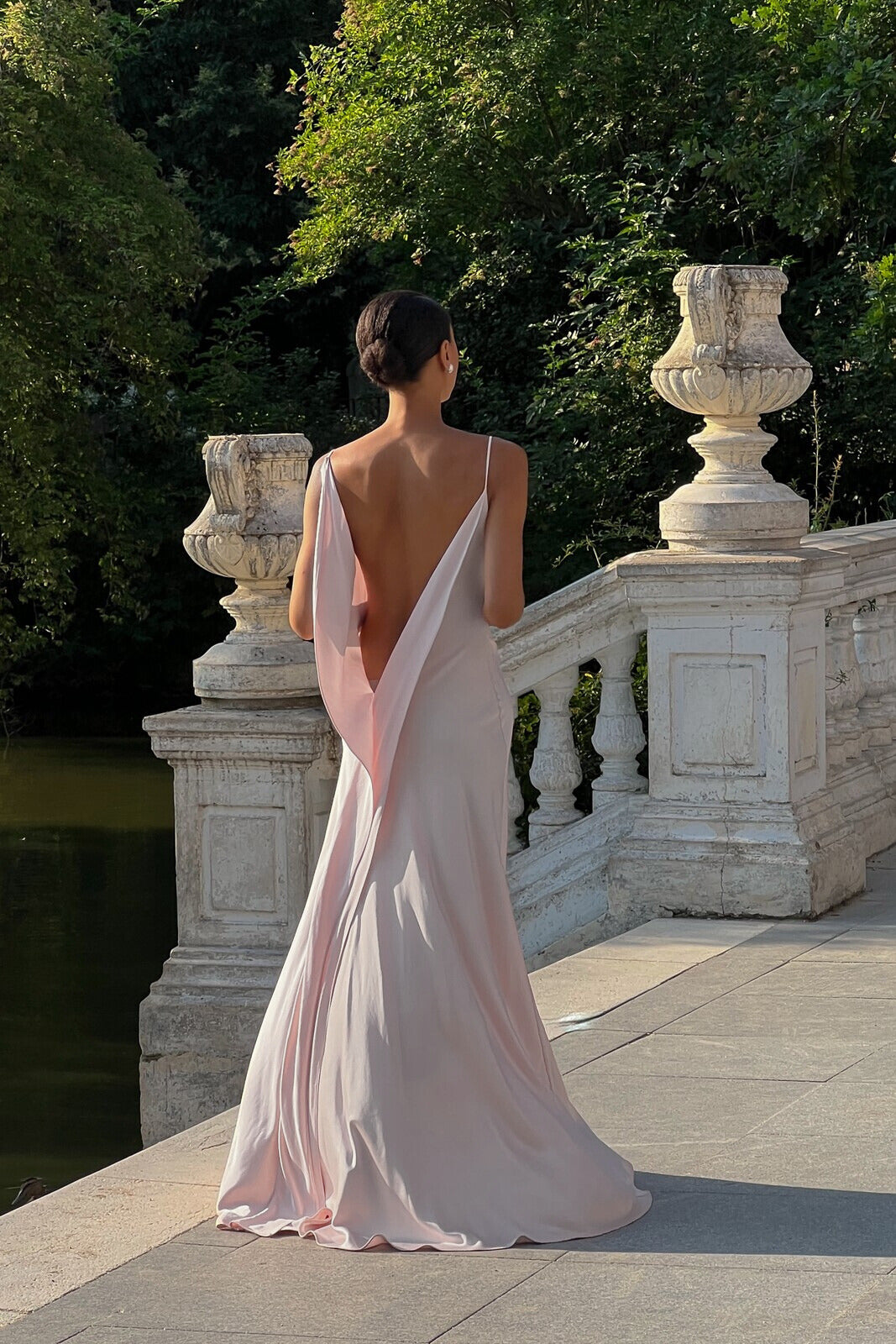 VESTIDO ROSE FANÉ AVEC DÉCOLLETÉ DOS PLONGEANT