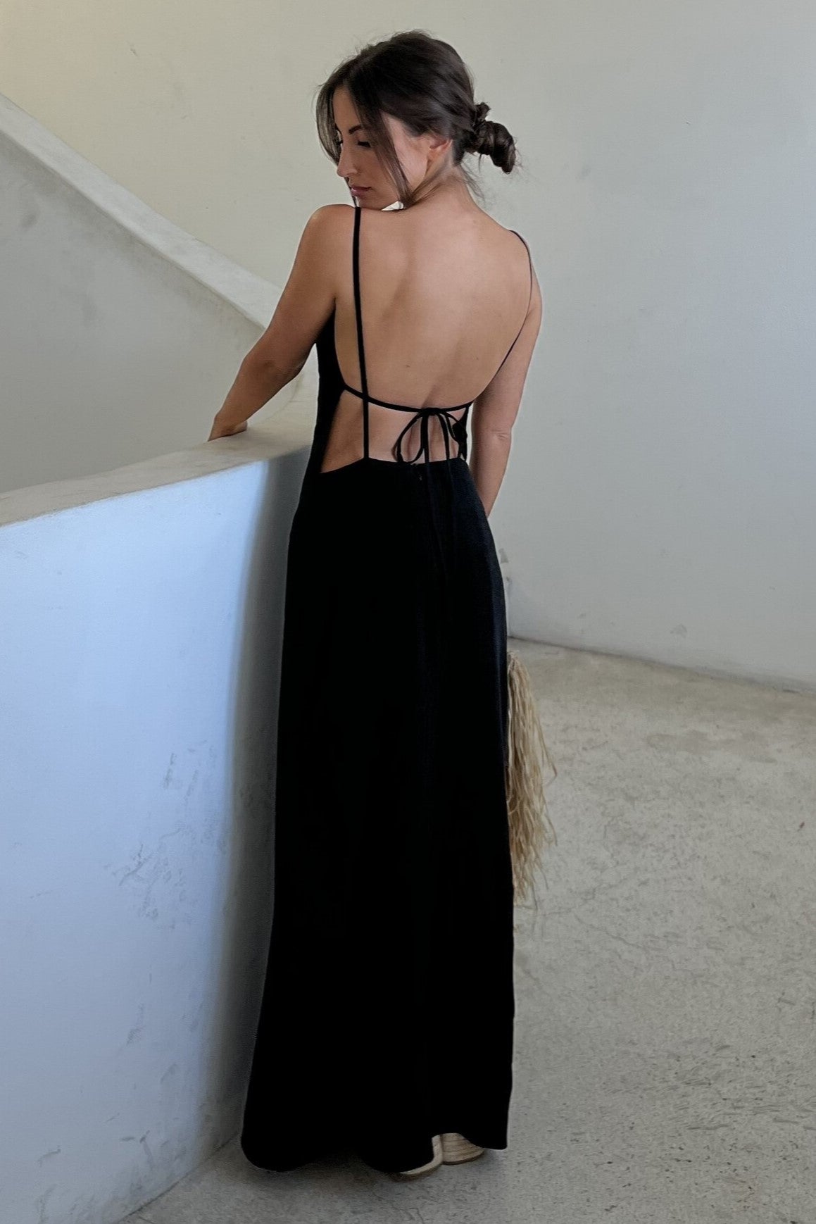 ROBE NOIRE COL EN V KAO