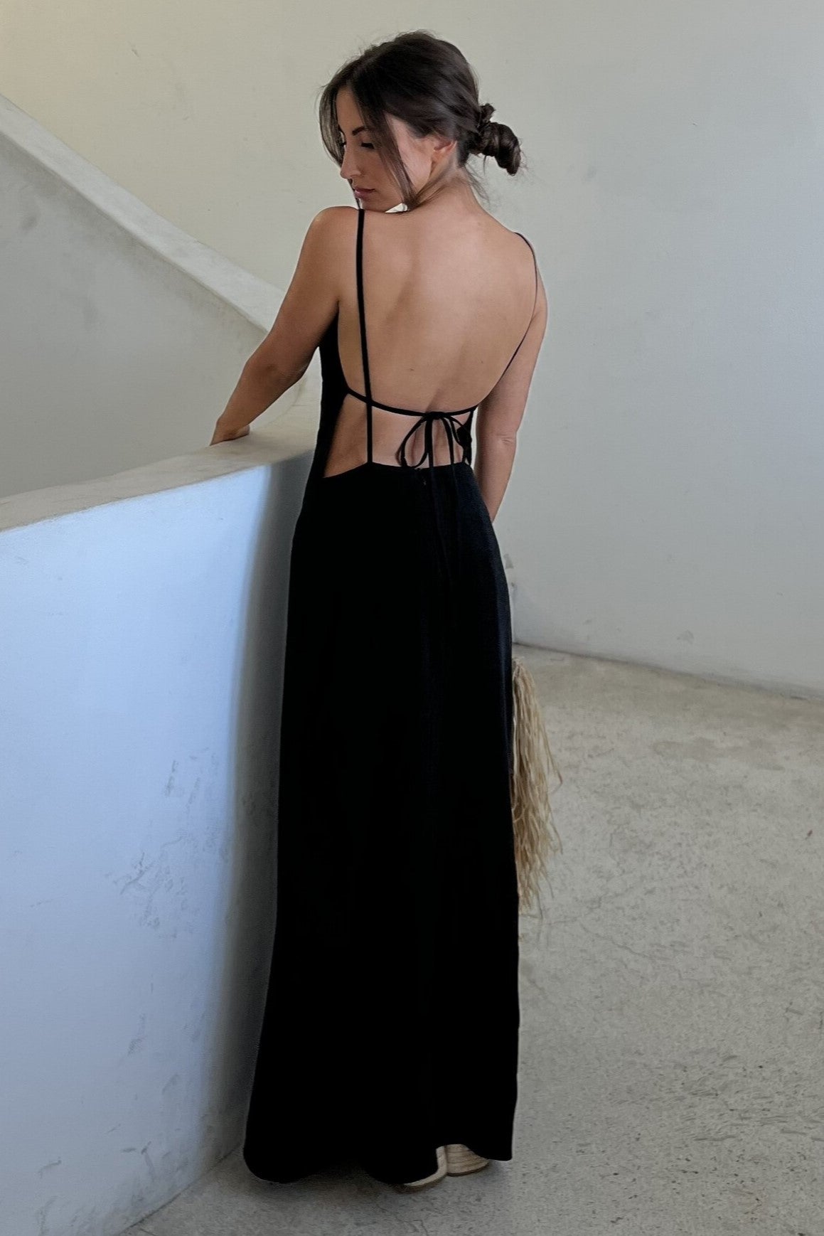 ROBE NOIRE À COL EN V