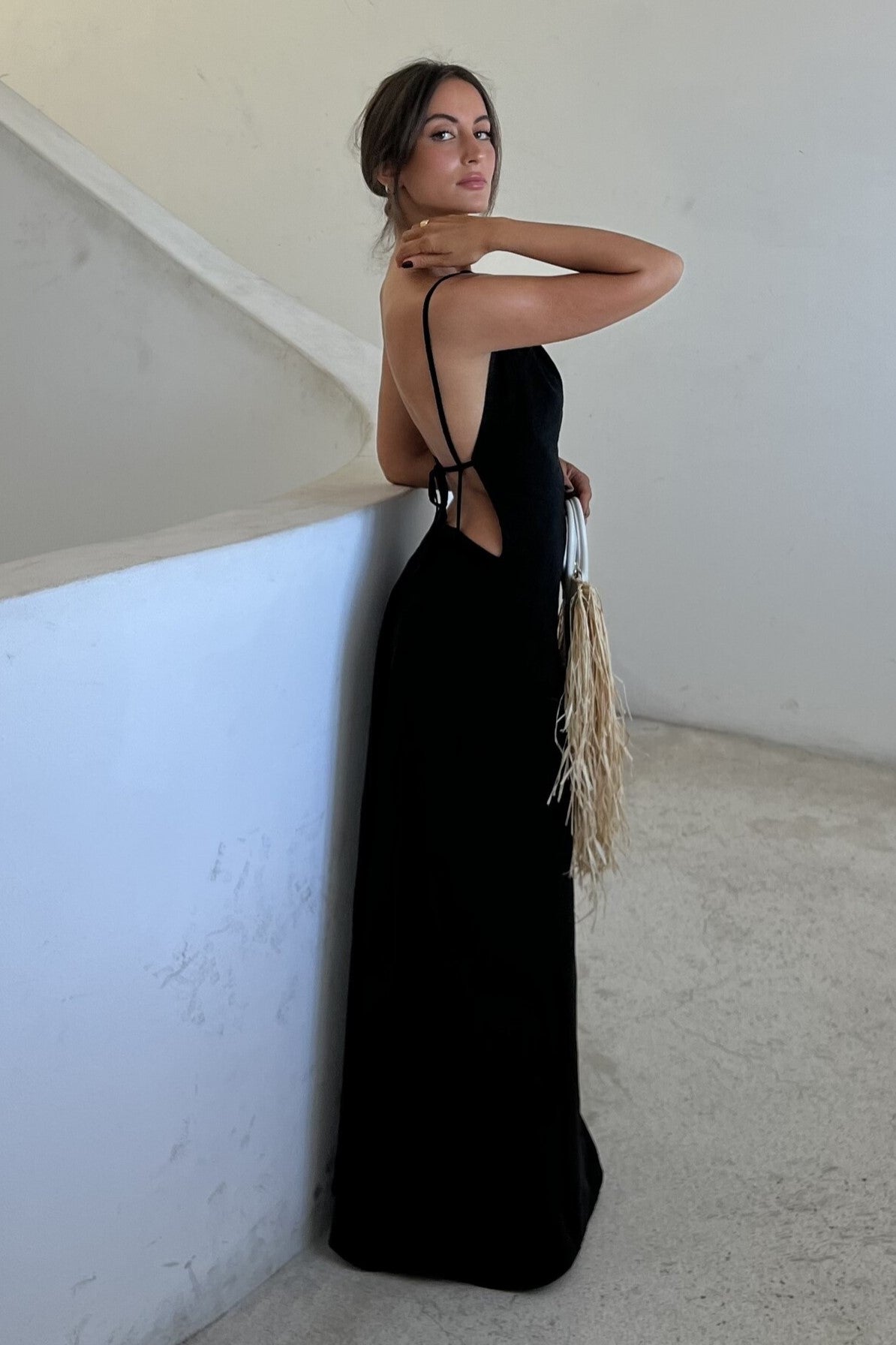 ROBE NOIRE À COL EN V