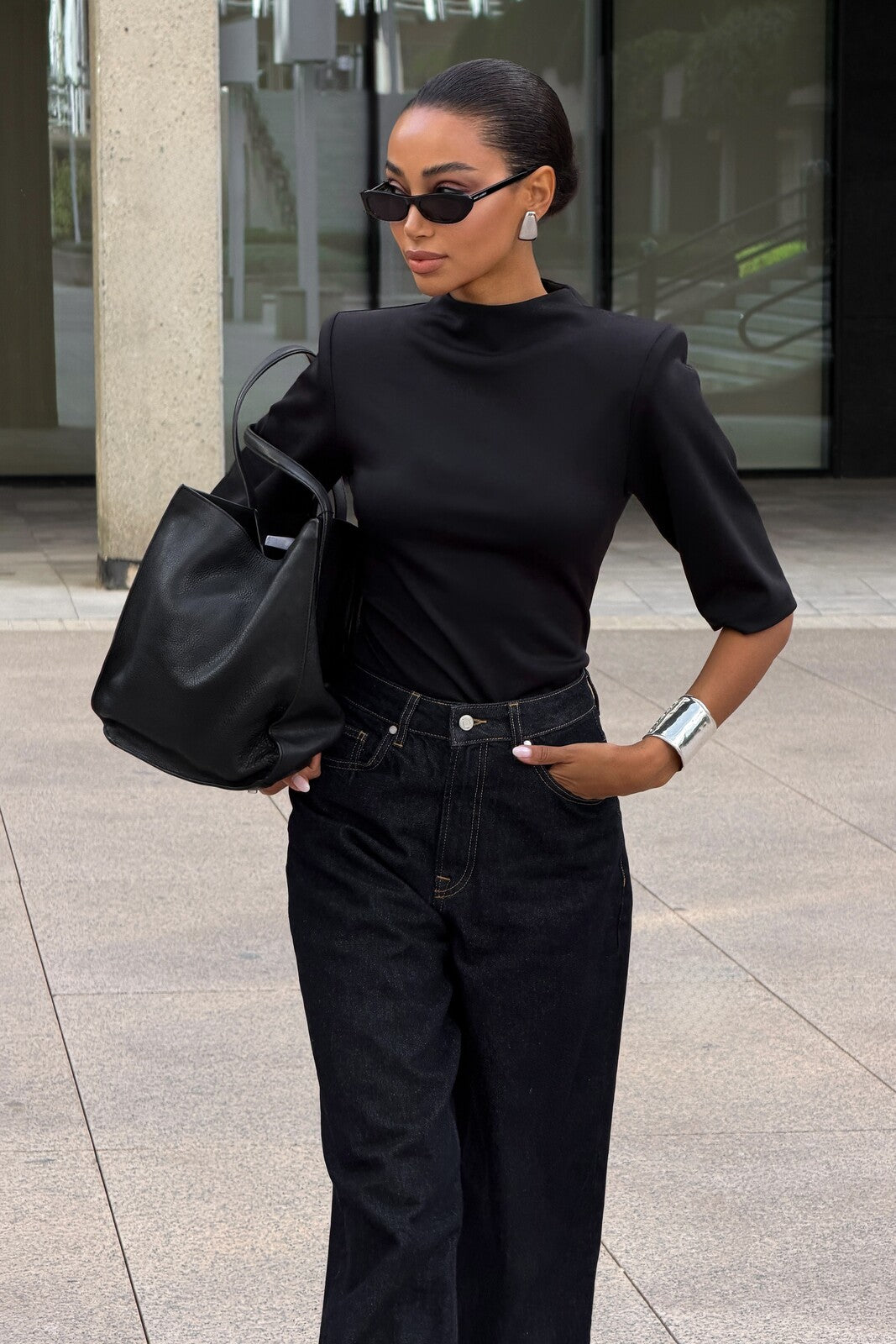 TOP NOIR STRUCTURÉ AVEC ÉPAULETTES