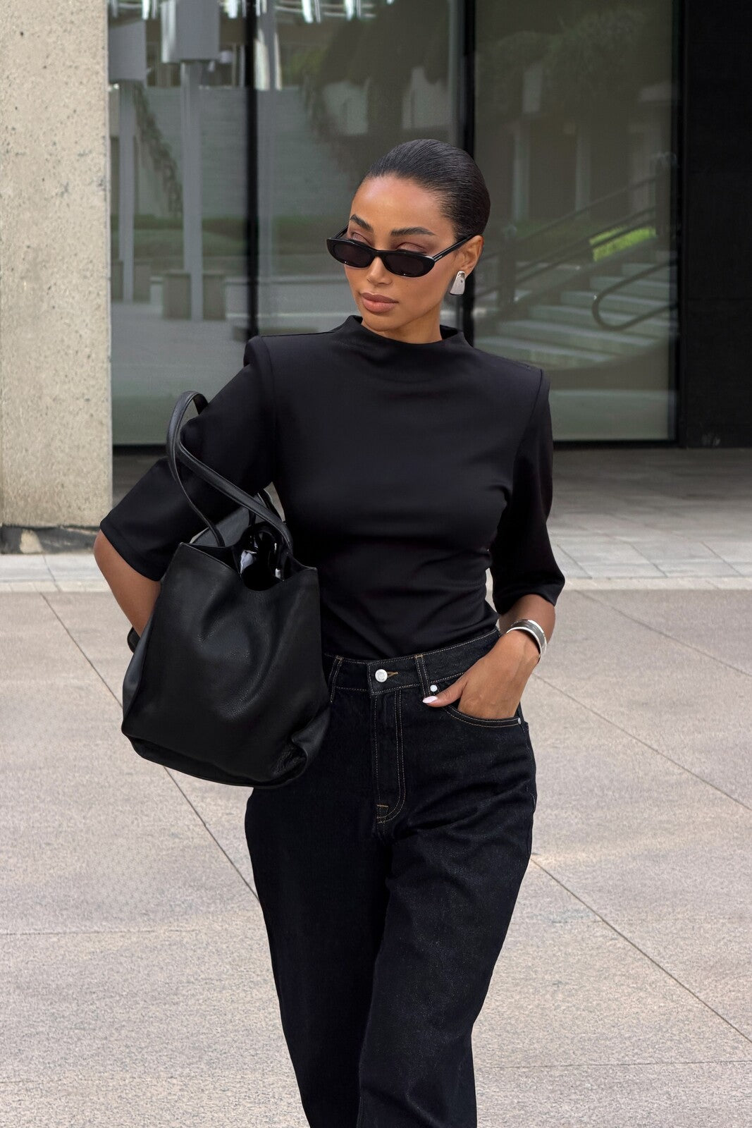 TOP NOIR STRUCTURÉ AVEC ÉPAULETTES