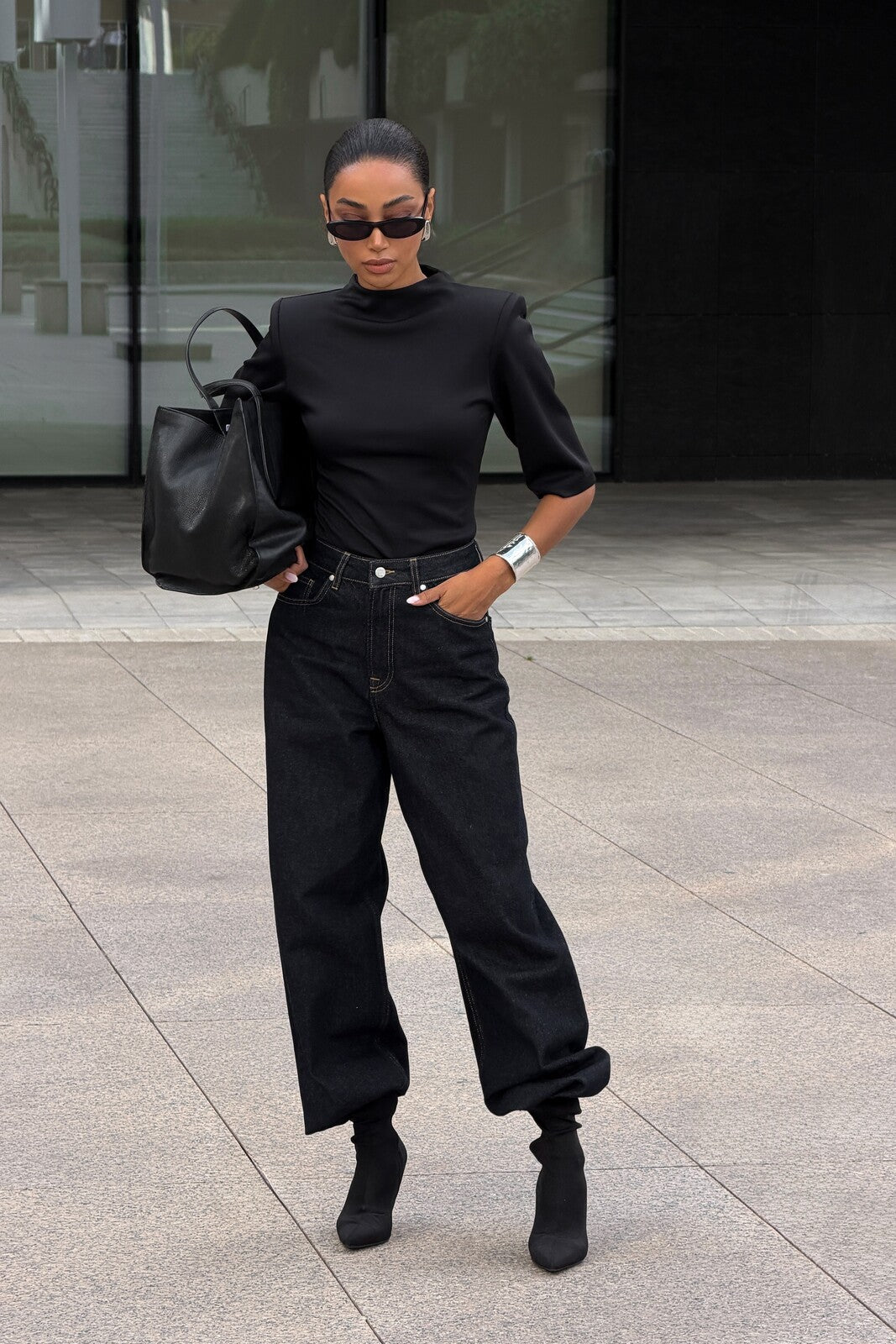 TOP NOIR STRUCTURÉ AVEC ÉPAULETTES