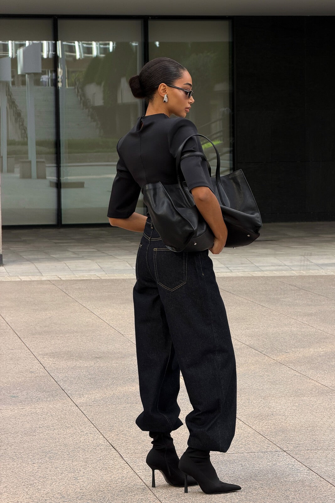 TOP NOIR STRUCTURÉ AVEC ÉPAULETTES