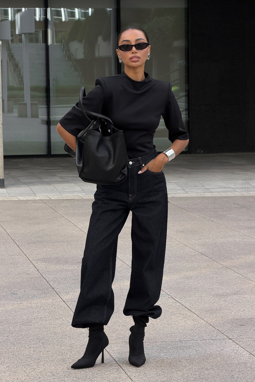 TOP NOIR STRUCTURÉ AVEC ÉPAULETTES