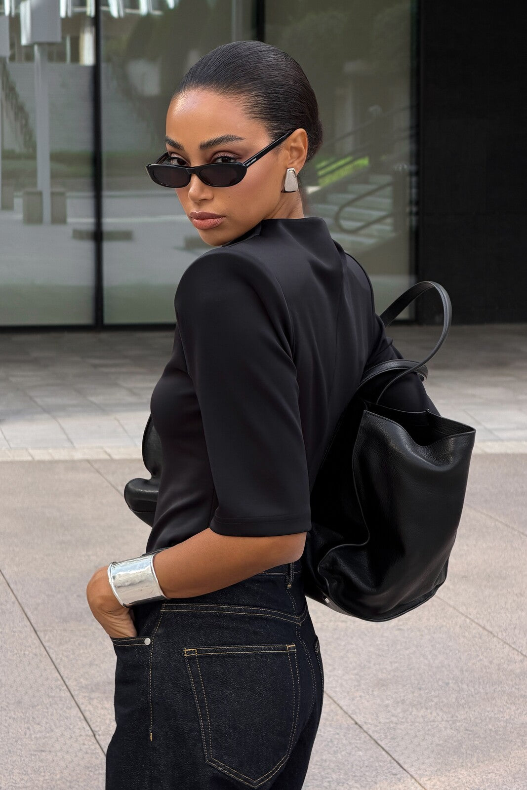 TOP NOIR STRUCTURÉ AVEC ÉPAULETTES