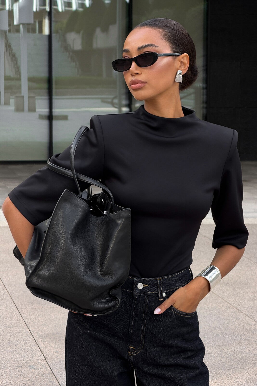 TOP NOIR STRUCTURÉ AVEC ÉPAULETTES