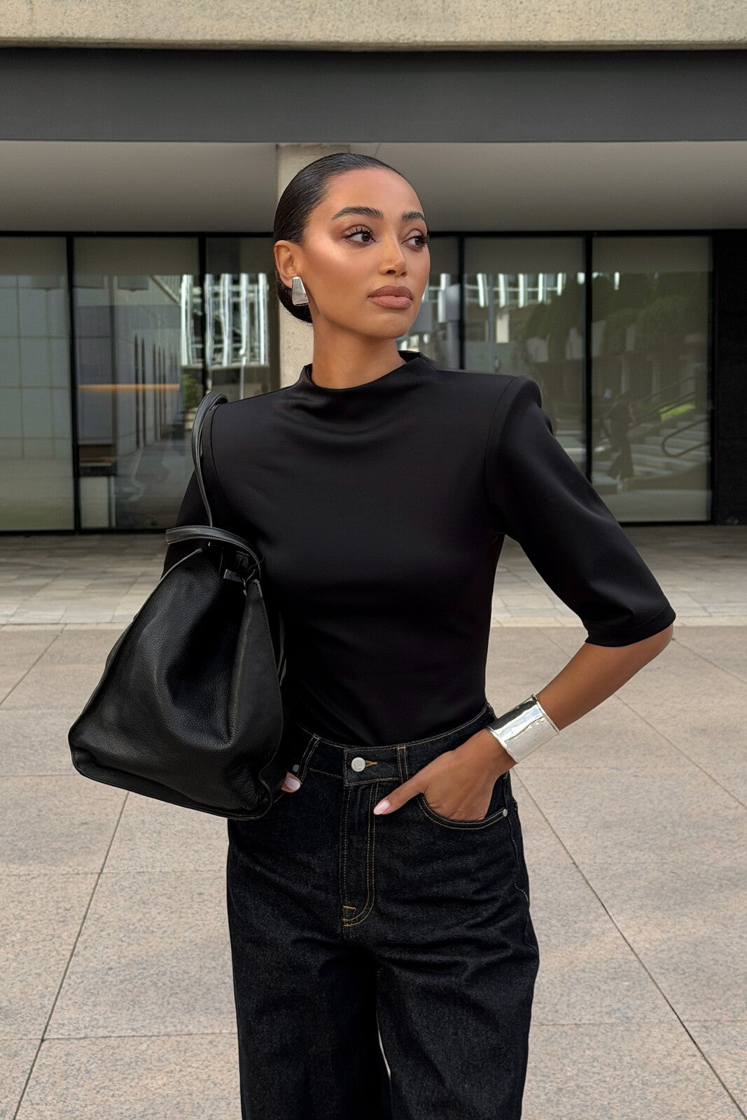 TOP NOIR STRUCTURÉ AVEC ÉPAULETTES