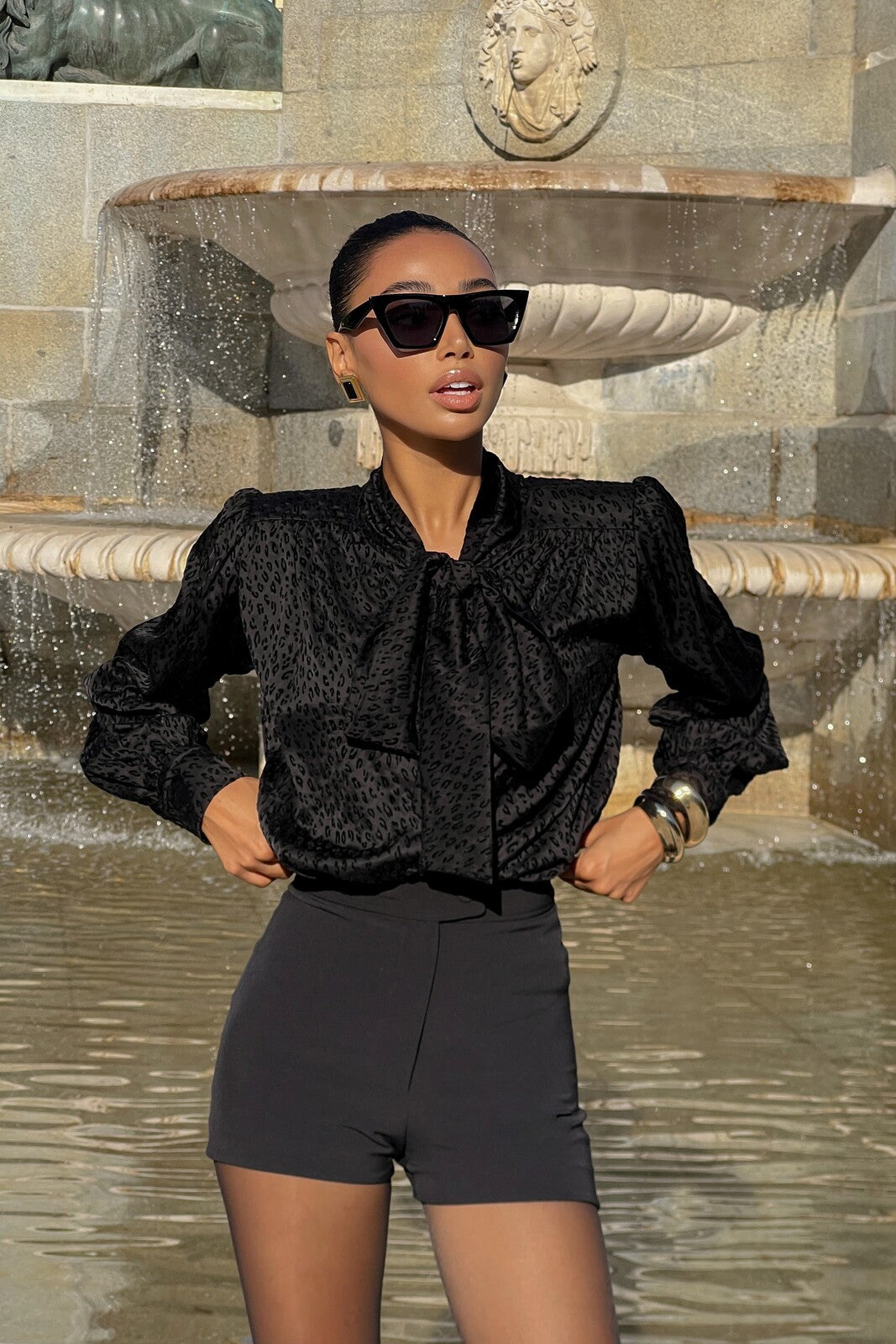 BLUSA PRETA COM LAÇO E TEXTURA EM RELEVO